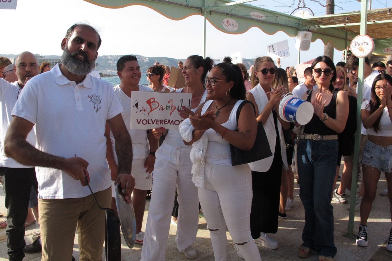 Protesta por el precinto de los locales de Punta del Arenal (2)