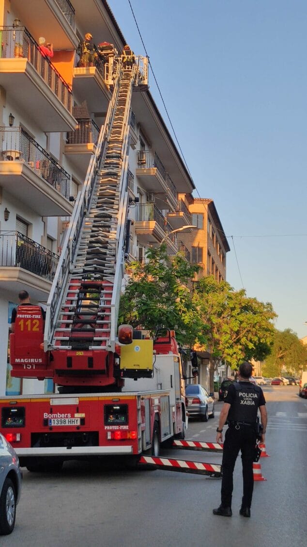 Imagen: Rescate de la mujer accidentada en el interior de su piso