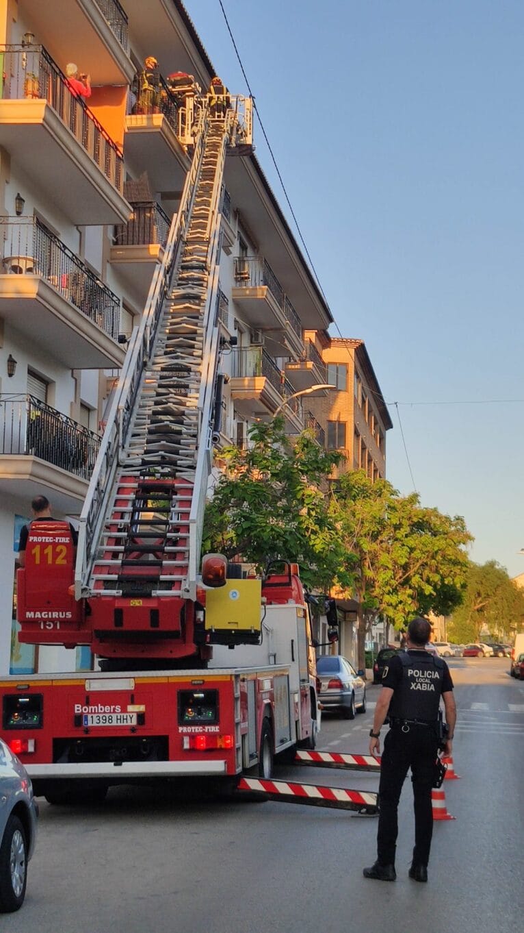 Rescate de la mujer accidentada en el interior de su piso