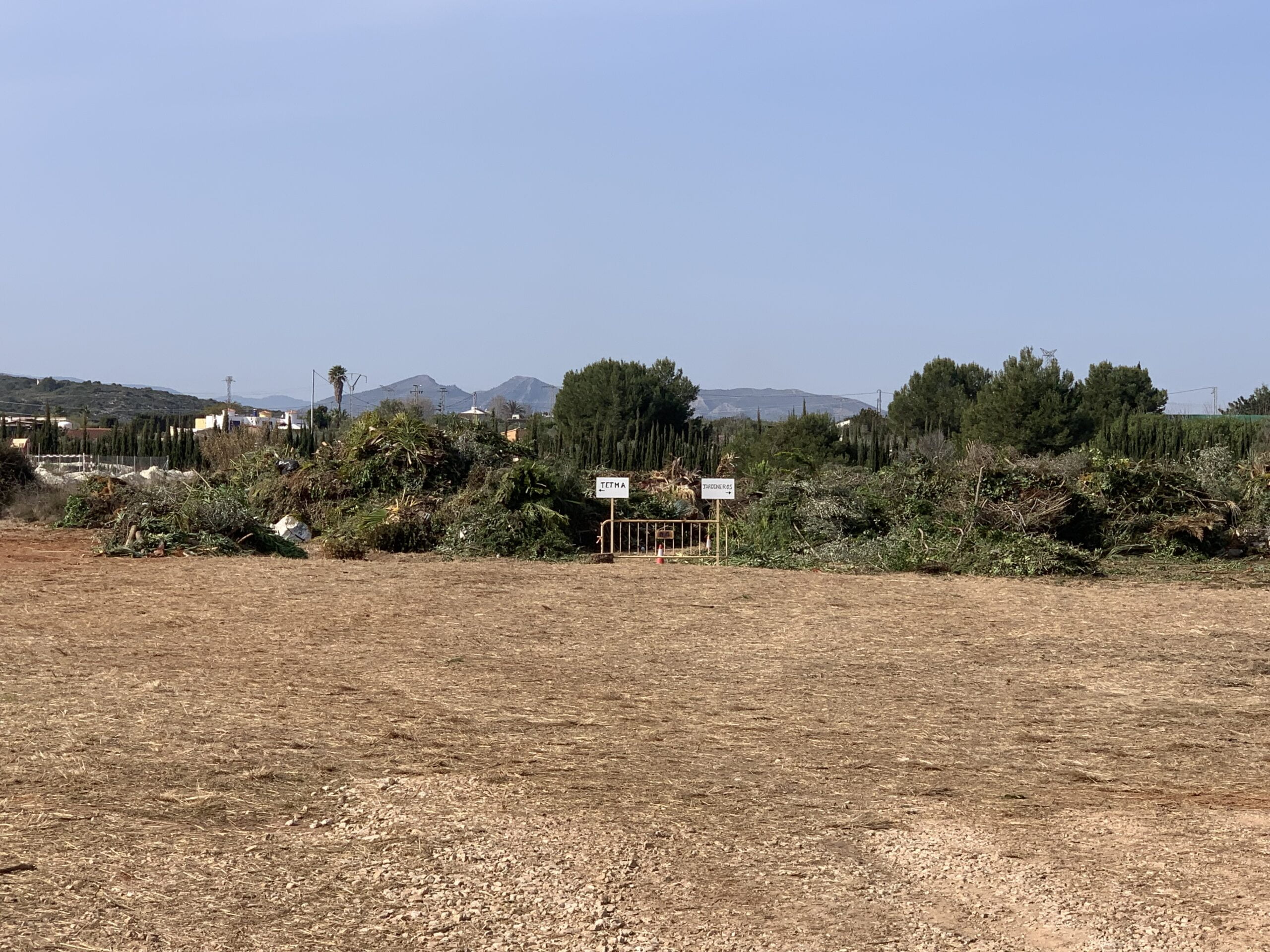 Residuos verdes depositados en la parcela de Catarroges Xàbia