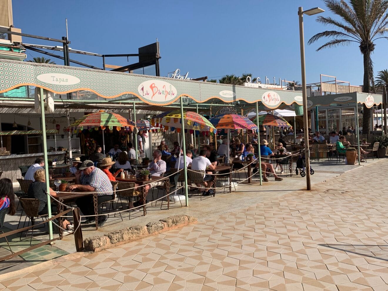 Restaurante que permanece abierto pese a tener la orden