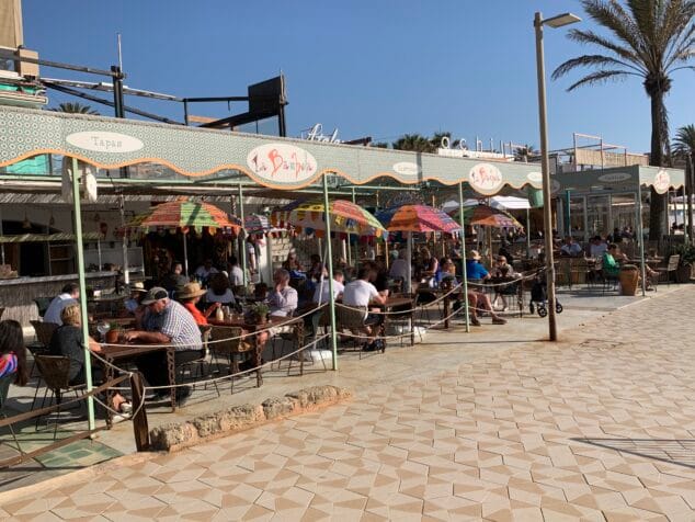 Imagen: Restaurante que permanece abierto pese a tener la orden