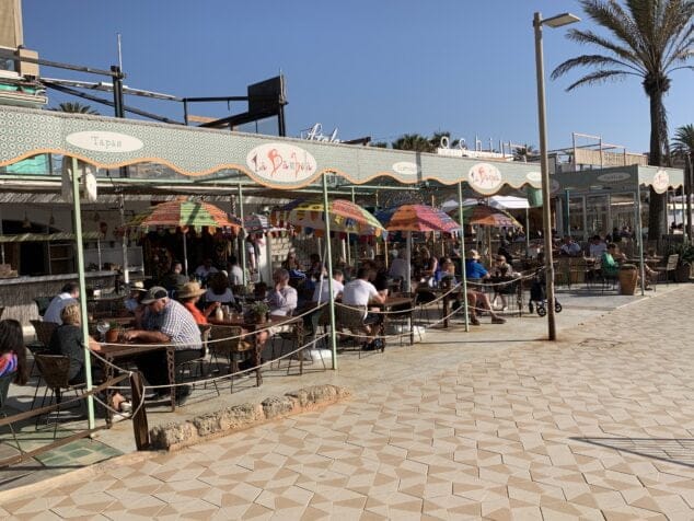 Imagen: Restaurante que permanece abierto pese a tener la orden