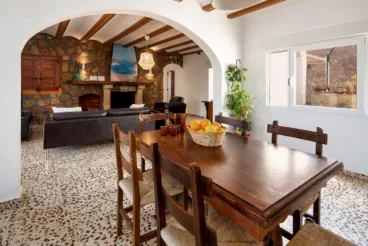 Salón-comedor de la vivienda de estilo rústico