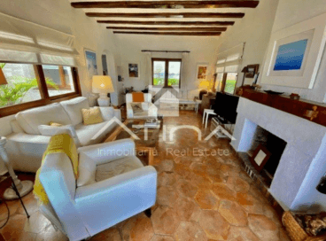 Salón de la vivienda con chimenea