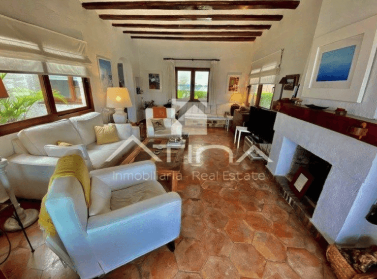 Salón de la vivienda con chimenea