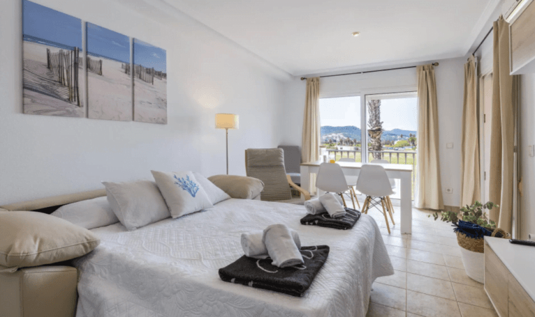 Sofá-cama en el salón del apartamento