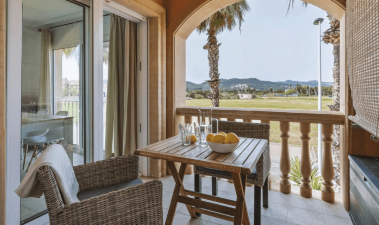 Terraza con conjunto de exterior