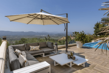 Terraza con zona chill out con sombrilla