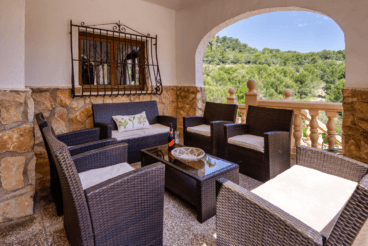 Terraza cubierta con conjunto chill out