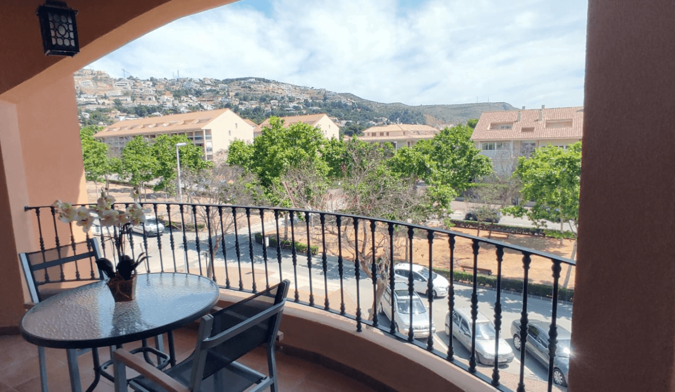Terraza cubierta con vistas al Cabo de San Antonio