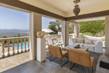 Terraza cubierta con zona relax