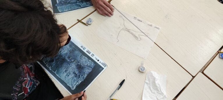 Estudiantes trabajando en las curvas de nivel geológicas