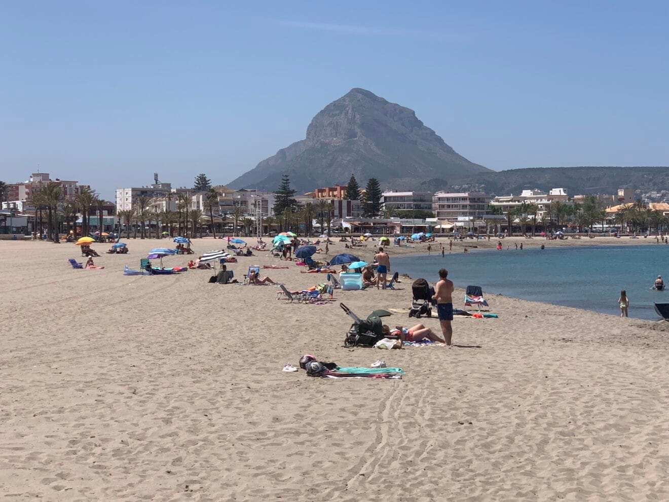 Turistas en la playa del Arenal durante estos días de mayo