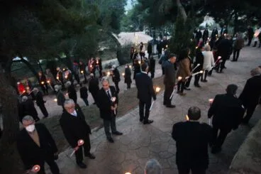 Vecinos de Xàbia acompañan la imagen del Nazareno en procesión