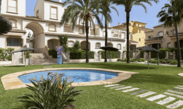 Zona de pisicna infantil en los exteriores del apartamento en alquiler en Jávea