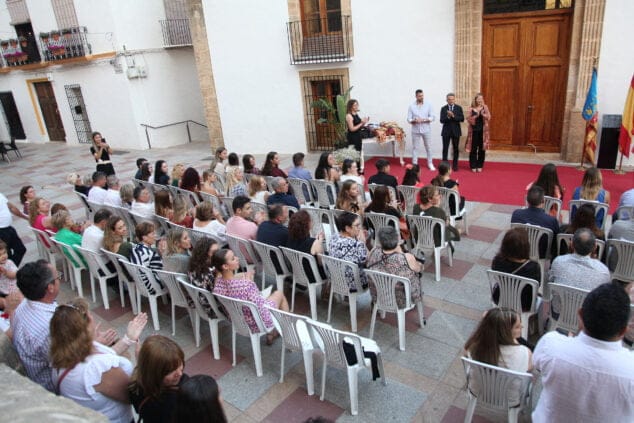 Imagen: Acto de entrega de distintivos a los representantes de Fogueres