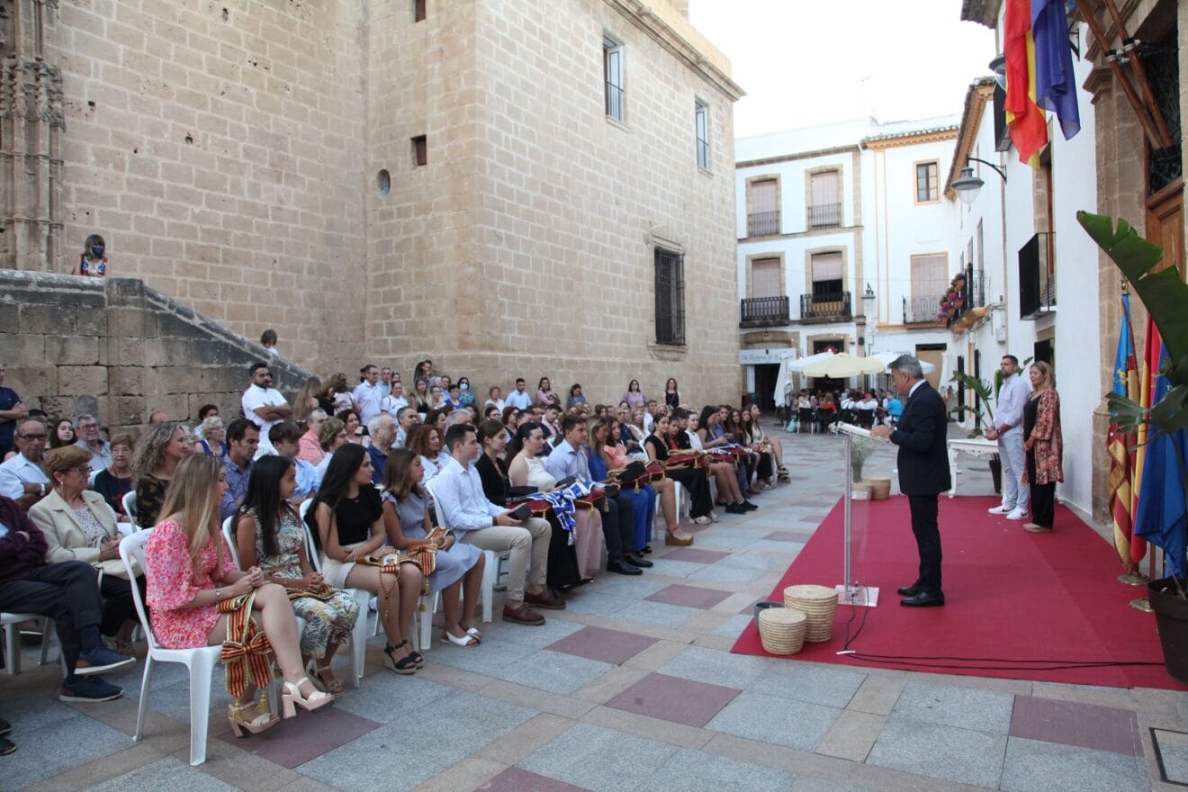 Acto de entrega de distintivos de Fogueres