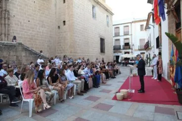 Acto de entrega de distintivos de Fogueres