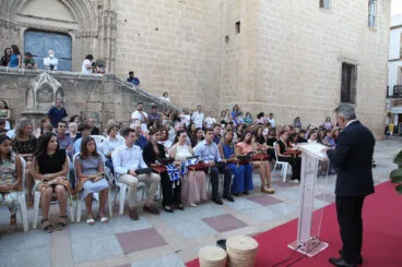 Acto entre de distintivos de Fogueres