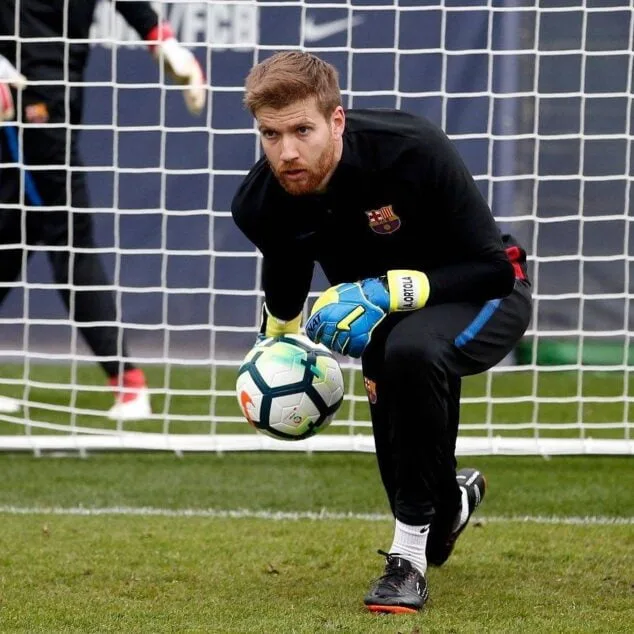 Imagen: Adrián Ortolá, portero profesional de fútbol