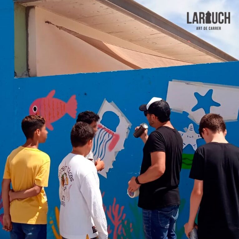Alumnos del  CP L'Arenal realizando el mural del proyecto