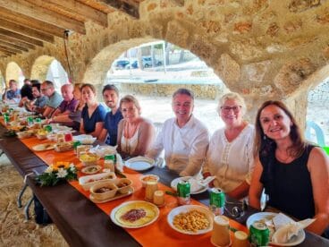 Autoridades municipales en las paellas de las Amas de Casa