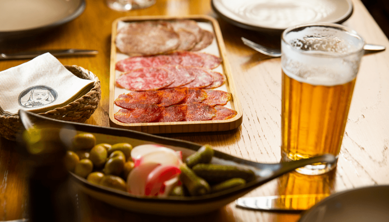 Cerveza y embutidos en Taberna Santa Coqueta