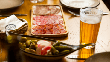 Cerveza y embutidos en Taberna Santa Coqueta
