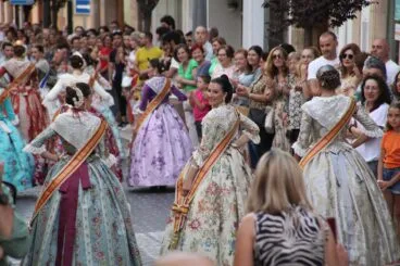 Cientos de personas han salido a la calle para disfrutar del pasacalle de Pregón de fogueres