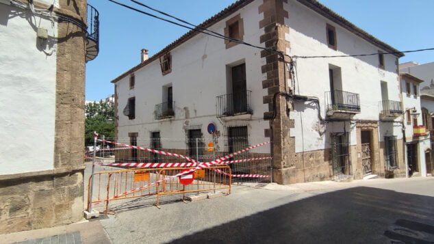 Imagen: Cierre de la calle l’Escola por riesgo de derrumbe en la Casa dels Xolbi