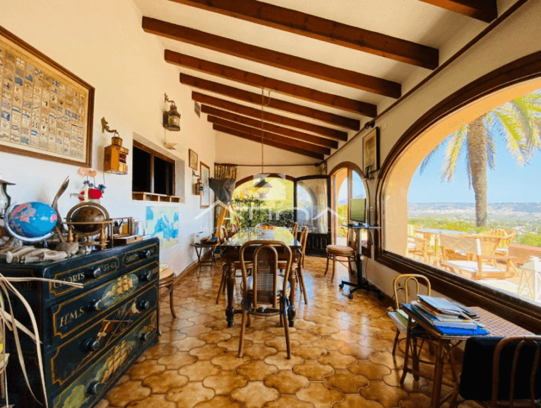 Comedor estilo rústico acristalado con vistas al montgó