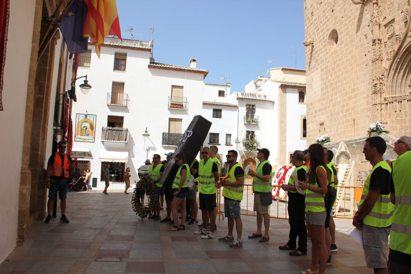 Concentración de los agentes frente al Ayuntamiento
