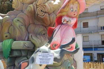 Crítica a los restaurantes sin licencia en el Arenal