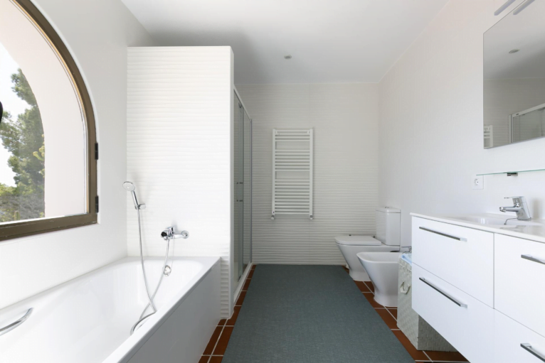 Casa de banho clássica e luminosa totalmente equipada com banheira e base de duche