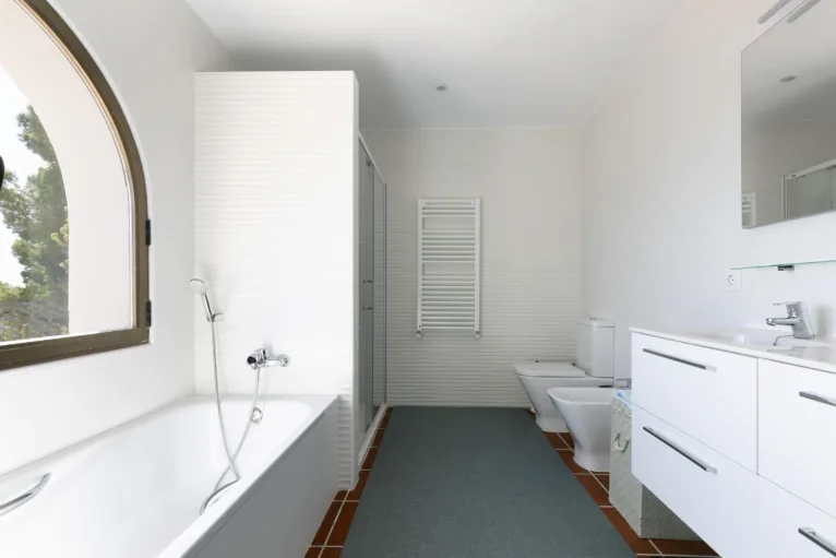 Cuarto de baño clásico y luminoso completamente equipado con bañera y plato de ducha