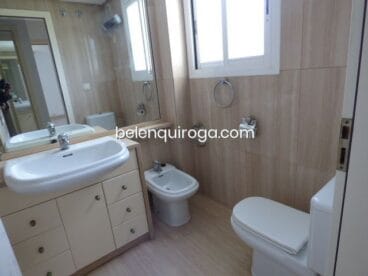 Cuarto de baño renovado y completamente equipado