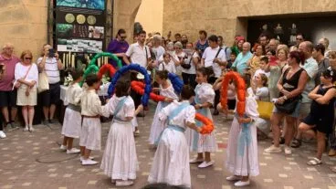 Escolares realizando les danses del Corpus Xàbia 2022