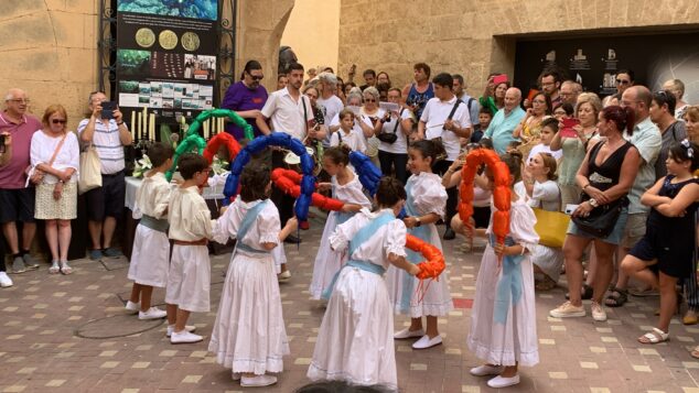 Imagen: Escolares realizando les danses del Corpus Xàbia 2022