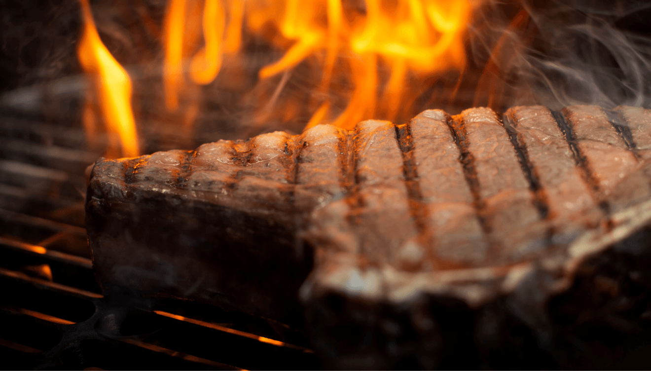 Deliciosas piezas de carne cocinadas a la brasa
