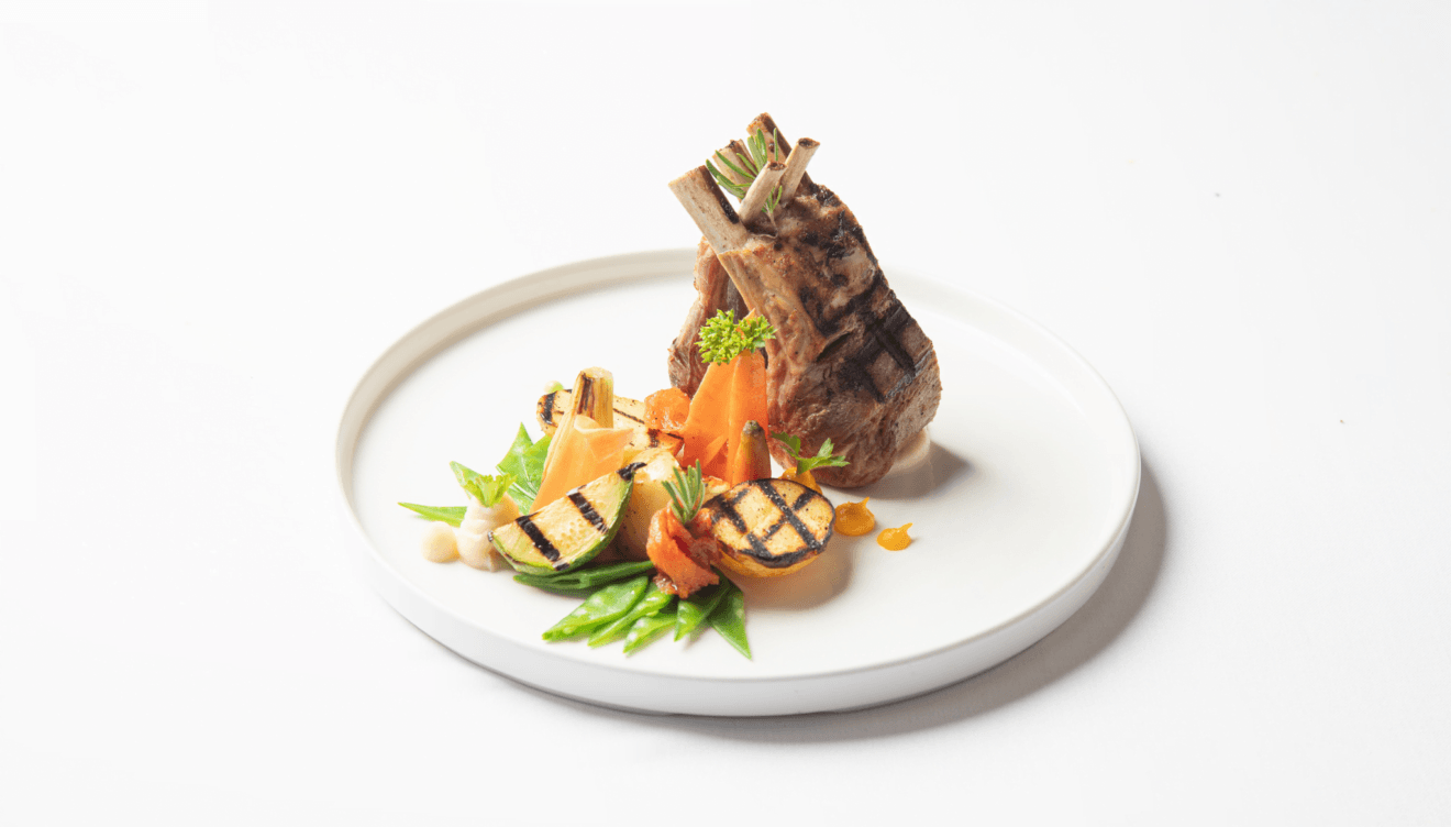 Deliciosos platos de carne con guarnición de verduras - Restaurante Tosca