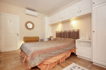 Dormitorio con cama de matrimonio de estilo étnico con mucho espacio de almacenaje