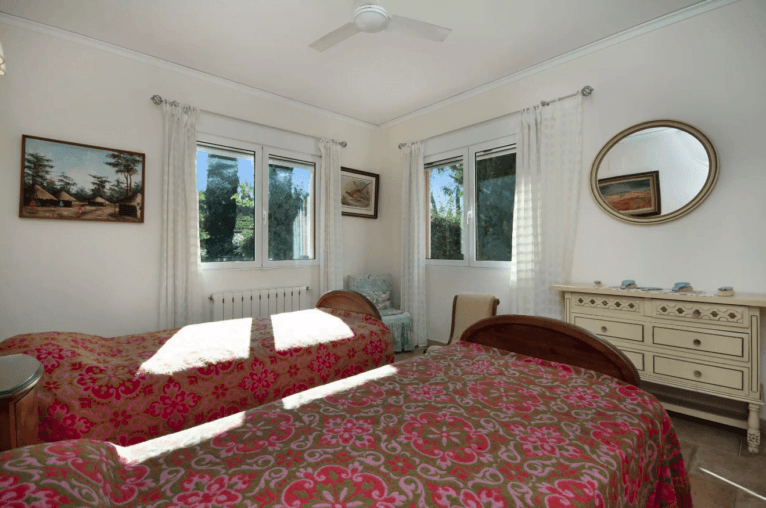 Dormitorio con dos camas individuales