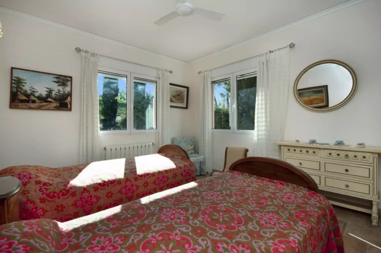 Dormitorio con dos camas individuales