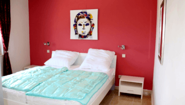 Dormitorio doble bonito y acogedor