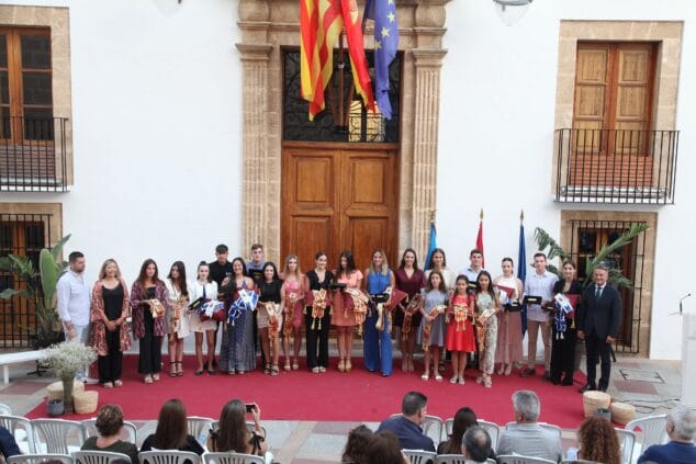 Imagen: Entrega de distintivos a los cargos de Fogueres
