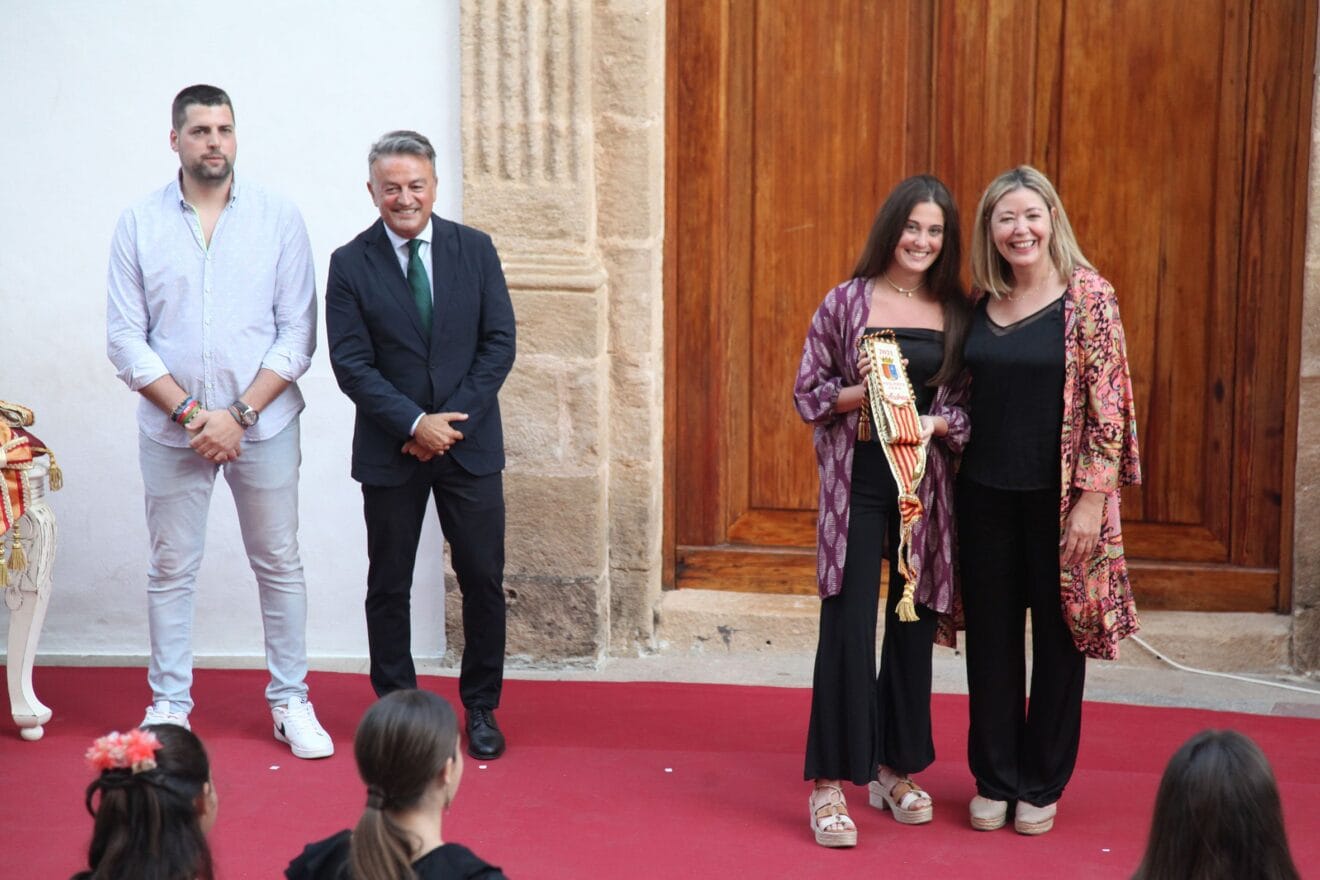 Entrega de distintivos a representantes de Fogueres 2020, 2021 y 2022