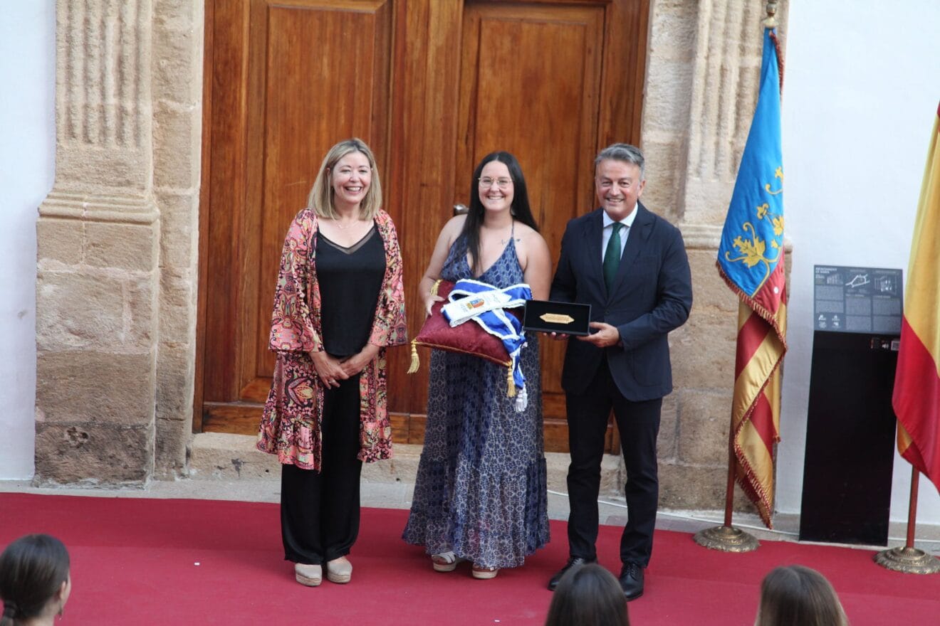 Entrega de distintivos a representantes de Fogueres 2020, 2021 y 2022
