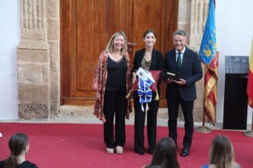Entrega de distintivos a representantes de Fogueres 2020, 2021 y 2022