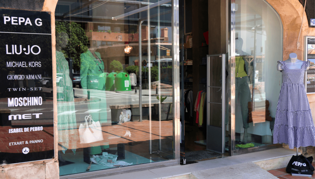 Escaparate con novedades en Pepa G